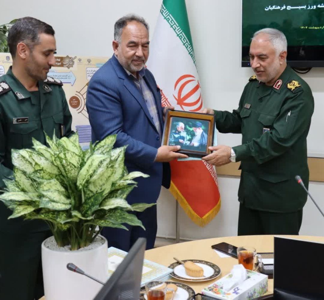 تجلیل فرمانده سپاه خراسان جنوبی از مقام معلم