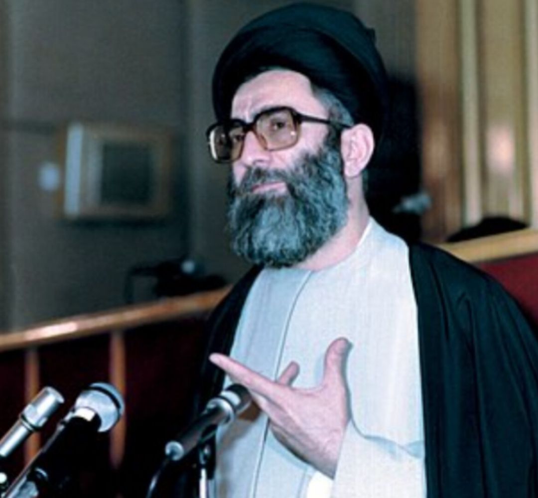 امام‌خامنه‌ای سکان انقلاب را به ساحل نجات رساند