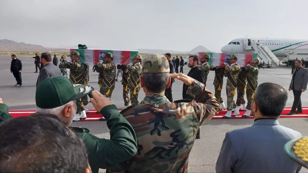 هواپیمای حامل پیکرمطهر رئیس جمهور وارد بیرجند شد